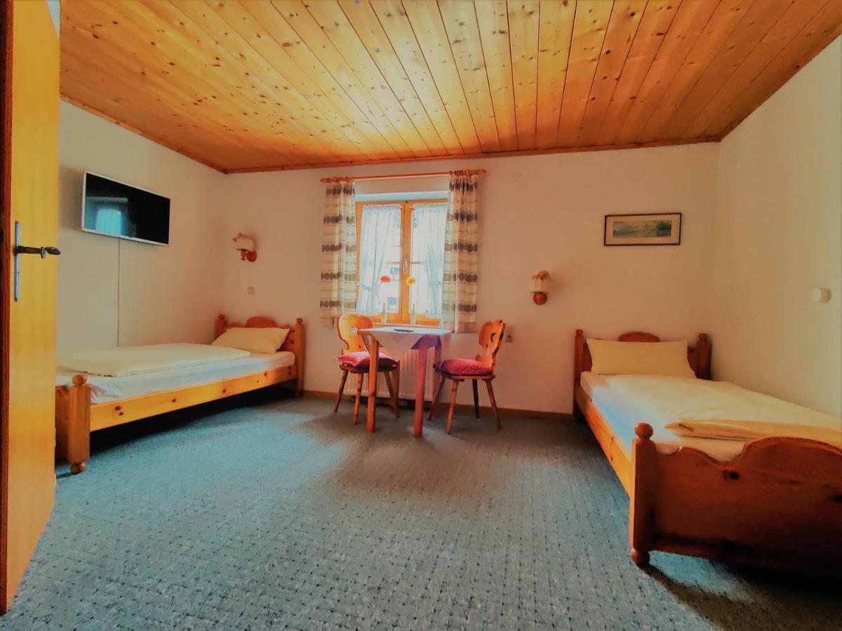 Zweibettzimmer mit eigenem Bad